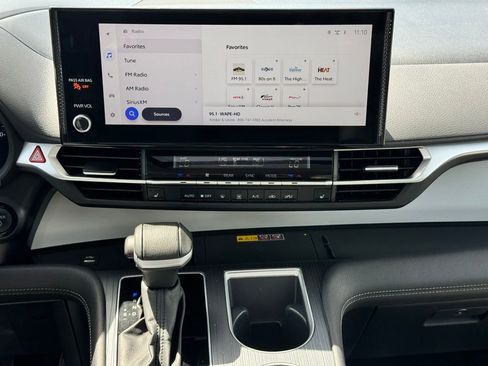 Used 2025 Toyota Sienna XLE FWD image 20