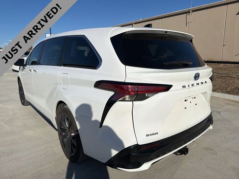 Used 2022 Toyota Sienna XSE image 7