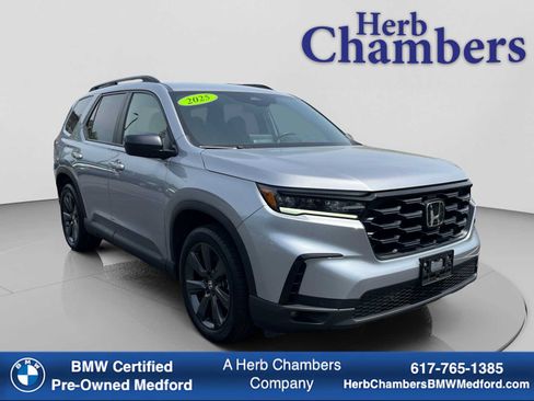 Used 2025 Honda Pilot Sport image 1