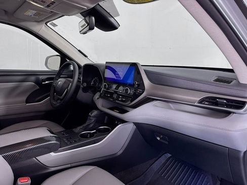 Used 2024 Toyota Highlander XLE image 32