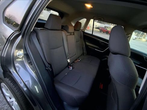 Used 2021 Toyota RAV4 LE image 19