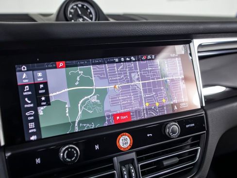 Used 2025 Porsche Macan image 30