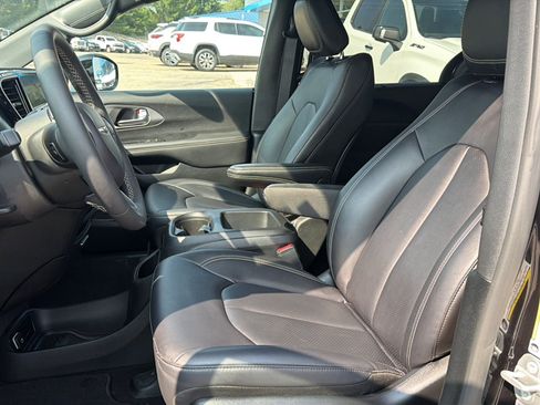 Used 2026 Chrysler Pacifica Select FWD image 15