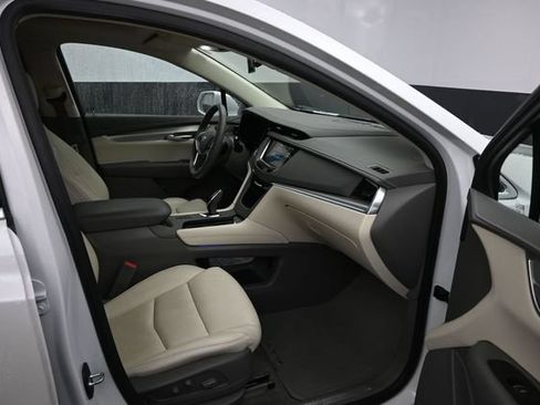 Used 2017 Cadillac XT5 Luxury w/ Advanced Security Package AWD/4WD image 9