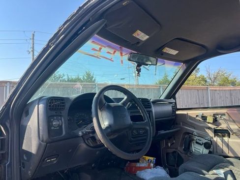 Used 1999 Chevrolet S10 Pickup LS w/ Preferred Equipment Group RWD image 10