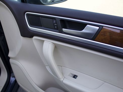 Used 2012 Volkswagen Touareg TDI image 36