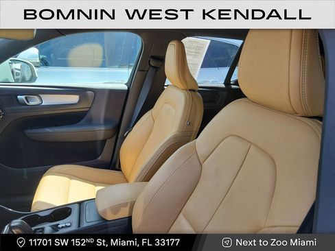 Used 2020 Volvo XC40 T4 Momentum w/ Protection Package Premier image 8