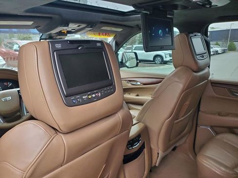 Used 2017 Cadillac Escalade ESV Platinum image 17