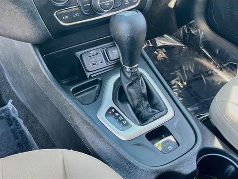 Used 2016 Jeep Cherokee Latitude w/ Comfort/Convenience Group FWD image 16