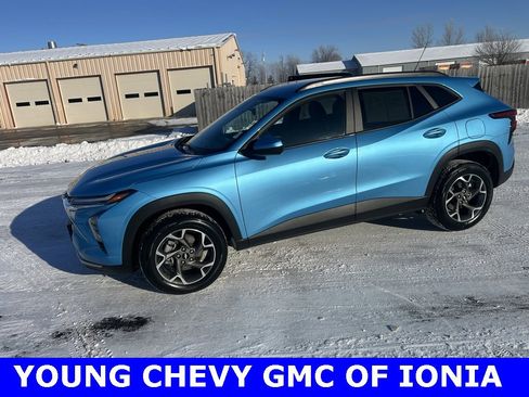 Used 2025 Chevrolet Trax LT image 1