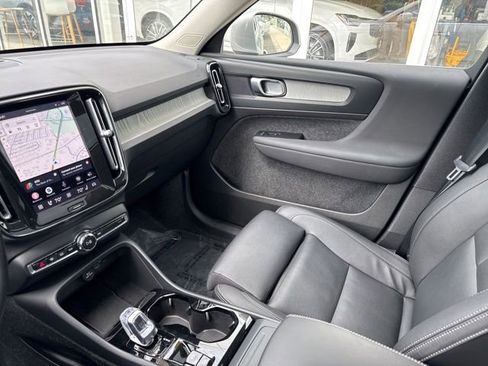 Certified 2025 Volvo XC40 B5 Plus AWD/4WD image 22