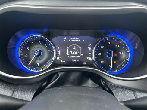 Used 2022 Chrysler Pacifica Touring-L image 16