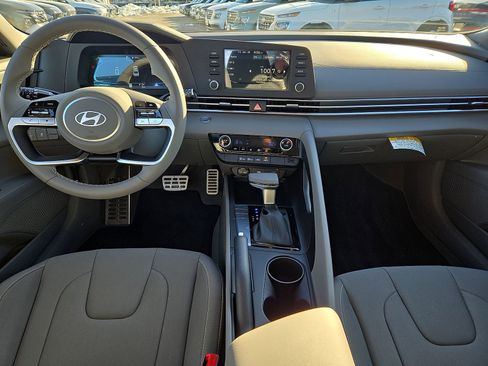 Used 2025 Hyundai Elantra Sport image 11