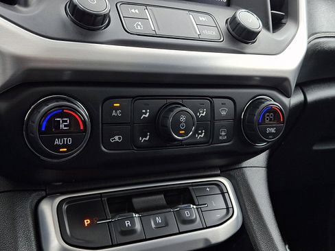 Used 2022 GMC Acadia SLT w/ Elevation Edition image 19