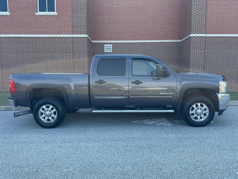 Used 2011 Chevrolet Silverado 2500 LT w/ Interior Plus Package AWD/4WD image 18