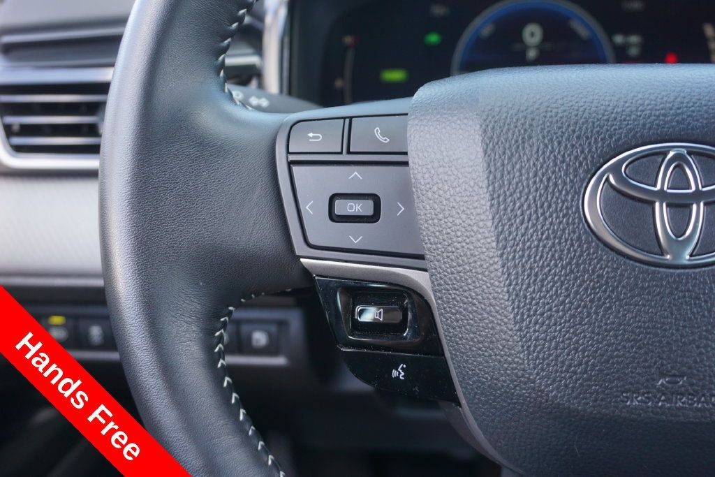 Used 2025 Toyota Camry SE AWD/4WD image 4