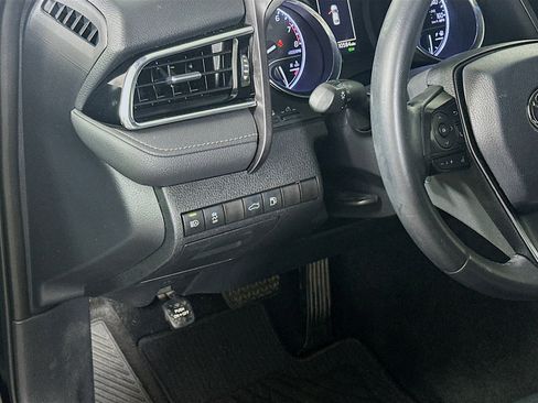 Used 2018 Toyota Camry SE w/ Convenience Package FWD image 17