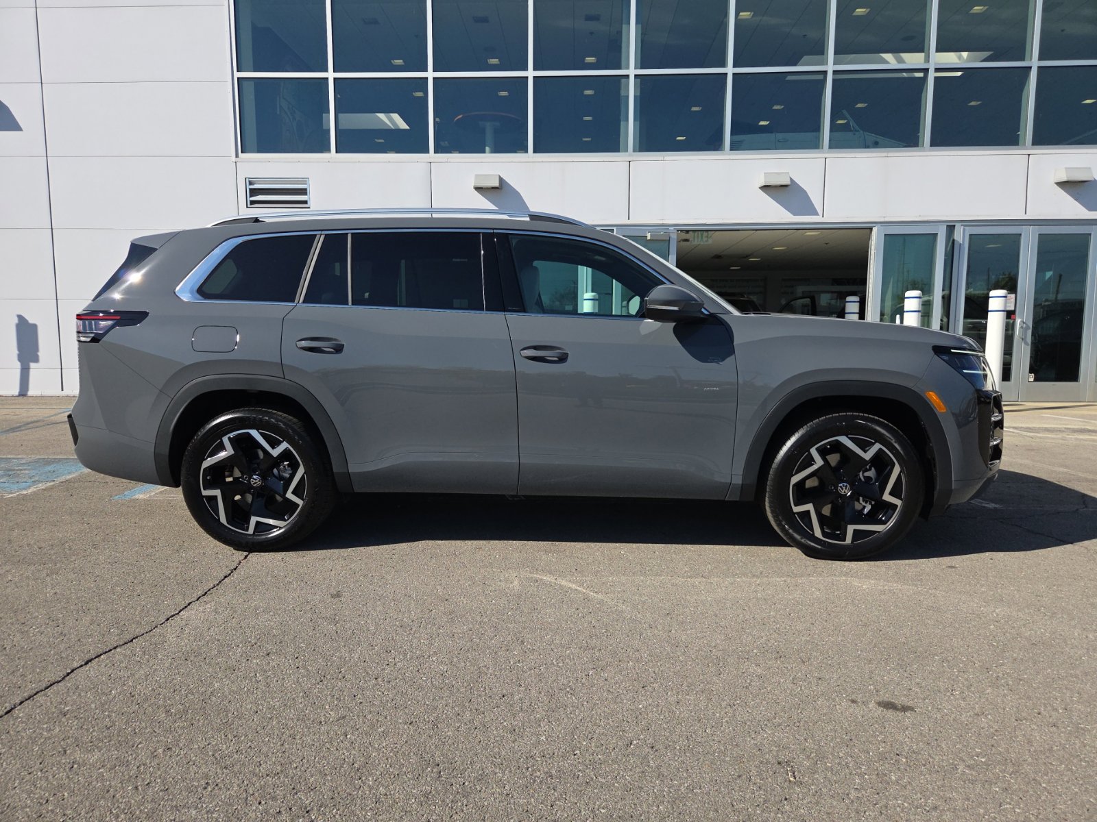 New 2027 Volkswagen Atlas SEL R-Line AWD/4WD image 2