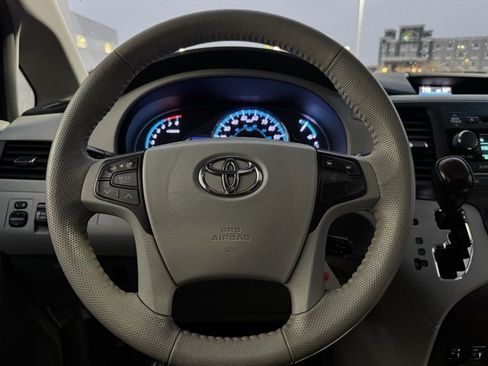 Used 2013 Toyota Sienna XLE image 26