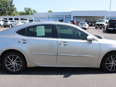 Used 2018 Lexus ES 350 w/ Luxury Package w/Wood Trim FWD image 11