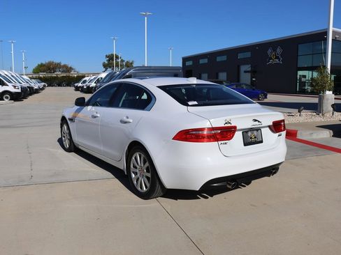 Used 2019 Jaguar XE Premium image 3