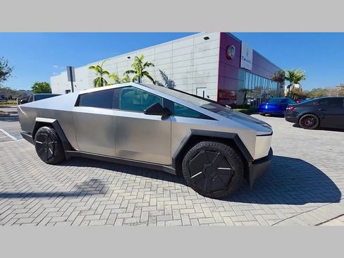 Used 2024 Tesla Cybertruck AWD Crew Cab image 39