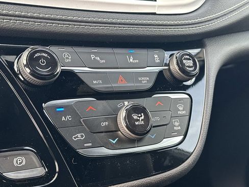New 2026 Chrysler Pacifica Select FWD image 24