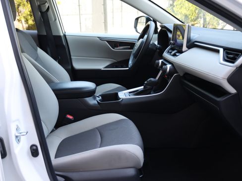 Used 2025 Toyota RAV4 XLE FWD image 28