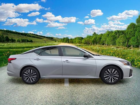 Used 2024 Nissan Altima 2.5 SV FWD image 7