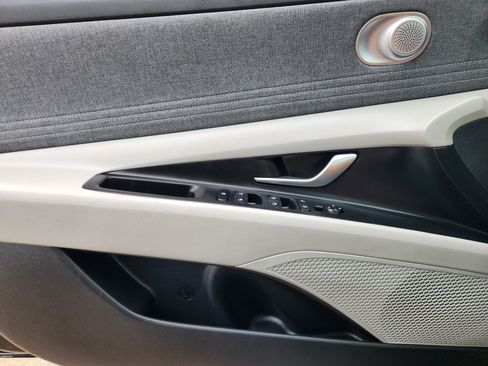 Used 2024 Hyundai Elantra Limited image 24