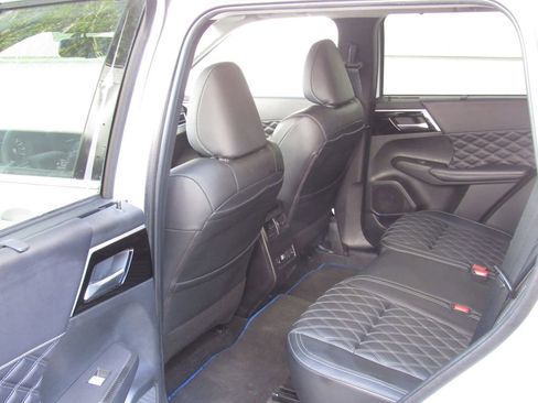 Used 2024 Mitsubishi Outlander 4WD Plug-In Hybrid image 16