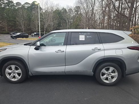 Used 2024 Toyota Highlander LE image 1