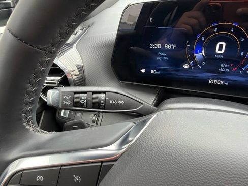 Used 2025 Chevrolet Equinox LT w/ Safety and Technology Package FWD image 27