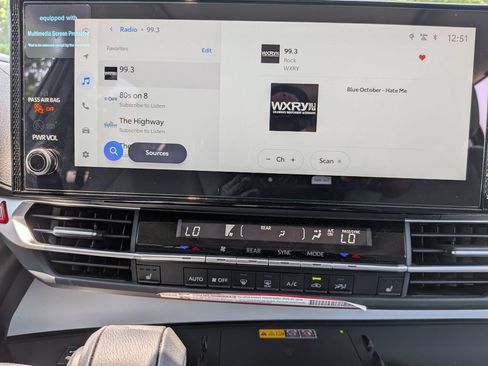 Used 2025 Toyota Sienna XLE w/ XLE Plus Package FWD image 19