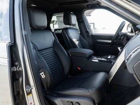 Used 2025 Land Rover Discovery Dynamic SE image 19