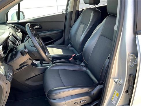 Used 2022 Chevrolet Trax LT w/ LT Convenience Package AWD/4WD image 25