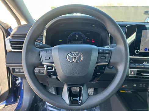 Used 2025 Toyota Camry LE image 28
