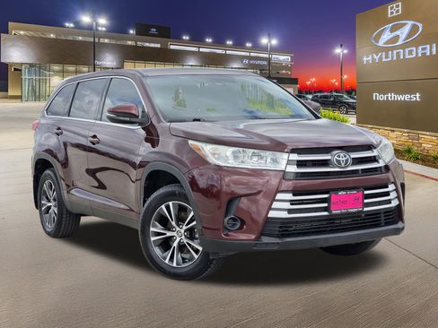 Used 2019 Toyota Highlander LE image 3