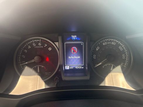 Certified 2021 Toyota Tacoma TRD Off-Road AWD/4WD image 19