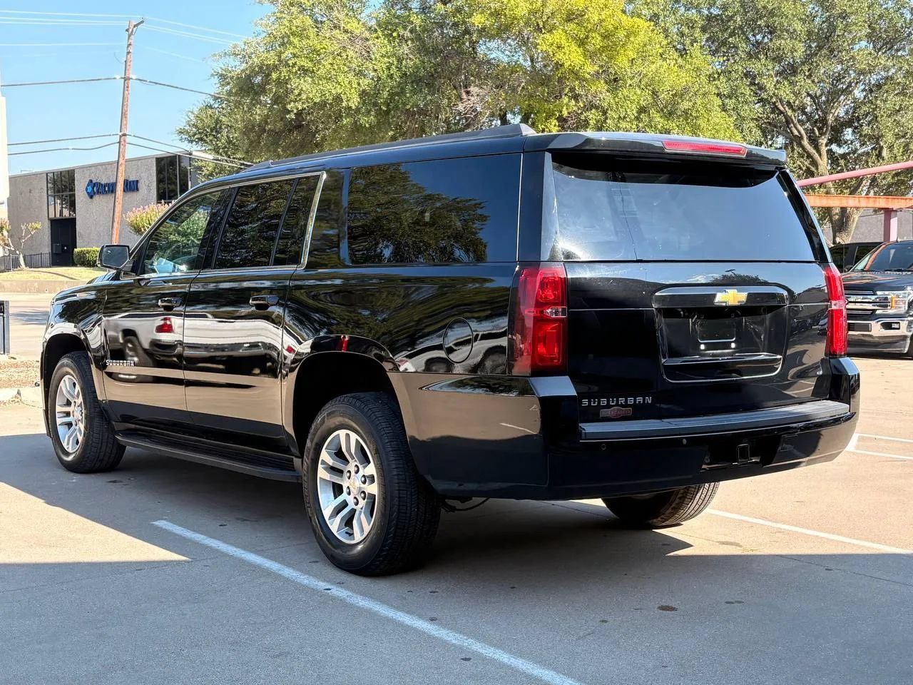 Used 2019 Chevrolet Suburban LT RWD image 5