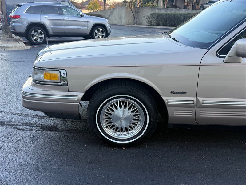 Used 1997 Lincoln Town Car Signature RWD image 27