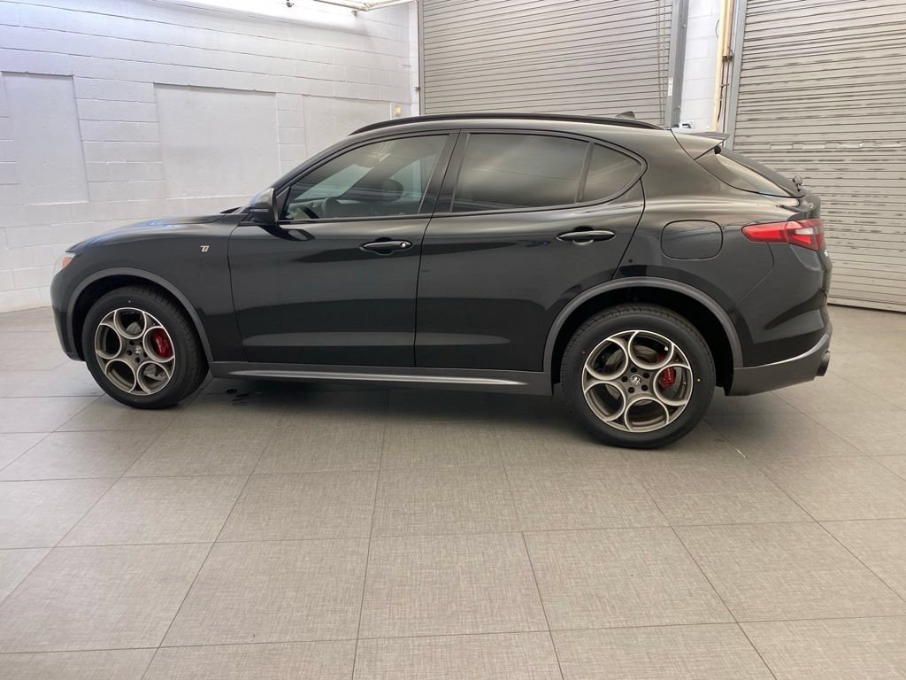 Used 2022 Alfa Romeo Stelvio Ti AWD/4WD image 5