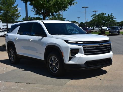 New 2026 Chevrolet Traverse LT w/ Driver Confidence Package AWD/4WD image 3