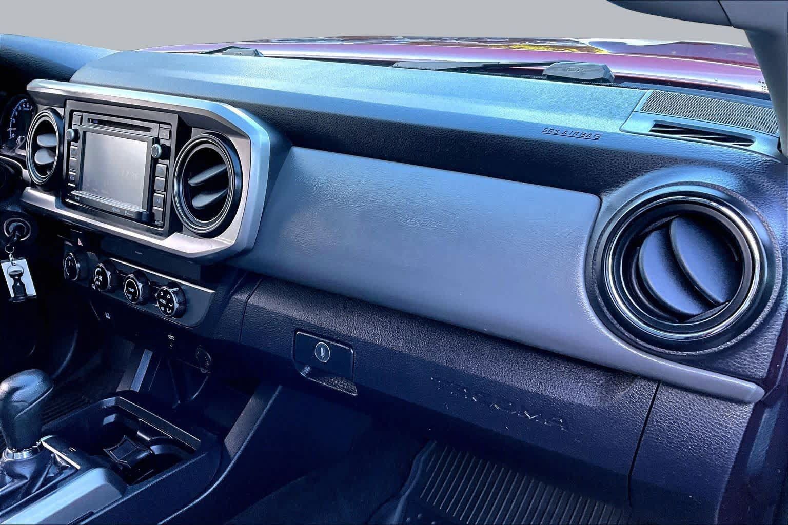 Certified 2016 Toyota Tacoma SR5 AWD/4WD image 17