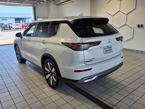 Used 2025 Mitsubishi Outlander SE AWD/4WD image 3