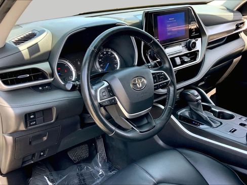 Used 2023 Toyota Highlander XLE AWD/4WD image 18