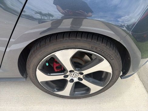 Used 2018 Volkswagen GTI SE FWD image 4