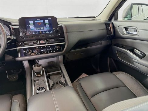 Used 2025 Nissan Pathfinder SL AWD/4WD image 24
