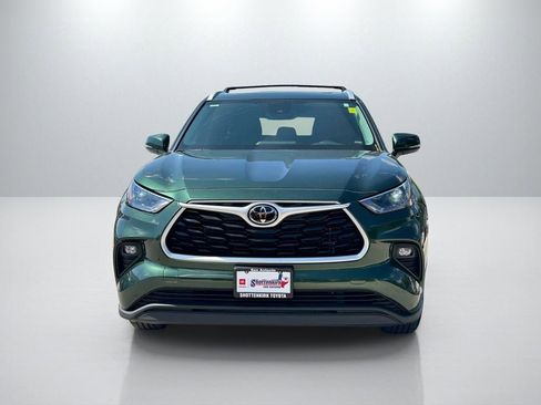 Used 2023 Toyota Highlander XLE image 2