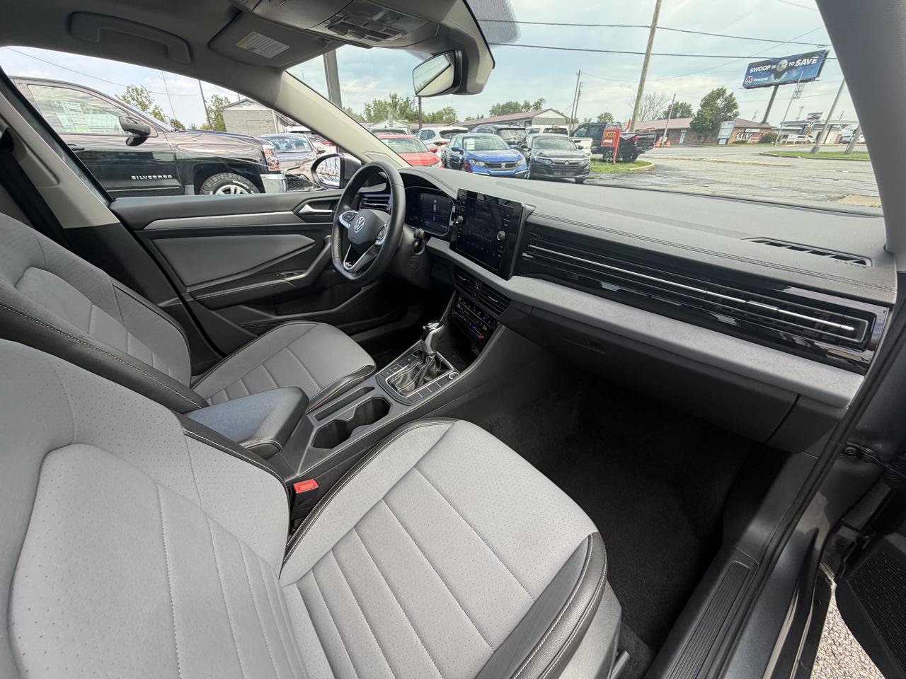 Used 2025 Volkswagen Jetta SE FWD image 12